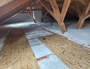 Zateplení stropu rodinného domu pomocí foukané izolace